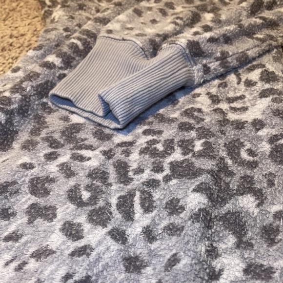 Aerie Fuzzy Sweatshirt - Picture 11 of 11